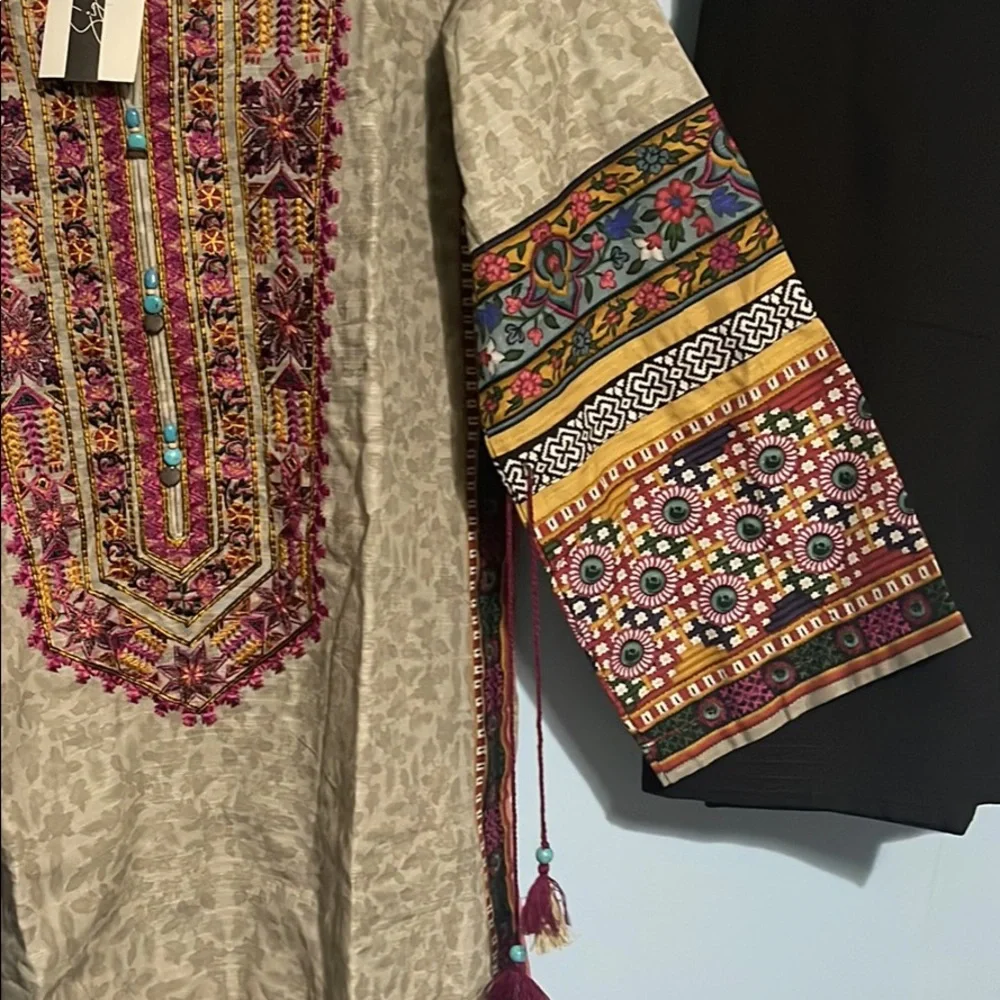 Sapphire embroidered two piece Pakistani dress - Picture 3 of 6